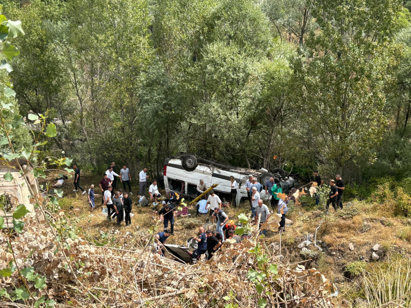 Son dakika | Katliam gibi kaza! Yolcu minibüsü devrildi: 4 ölü 10 yaralı - Resim : 1