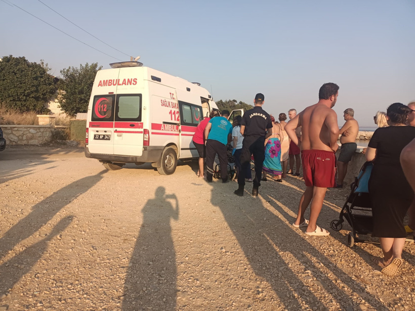 Denizde ölüm kalım anları! İki kız kardeşin yardımına sahildeki doktor ve hemşire yetişti - Resim : 3