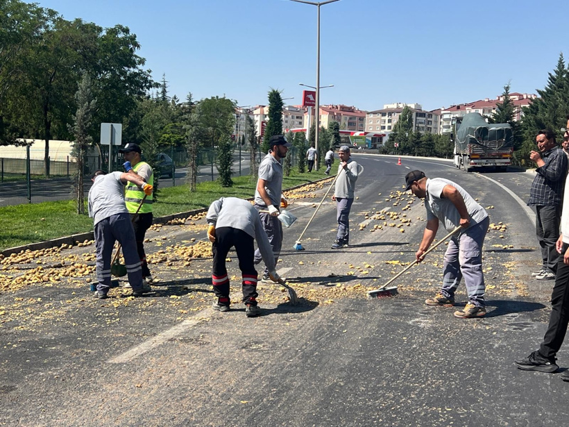 Yol patates tarlasına döndü! TIR’dan 1 ton patates döküldü - Fotoğraf: 2