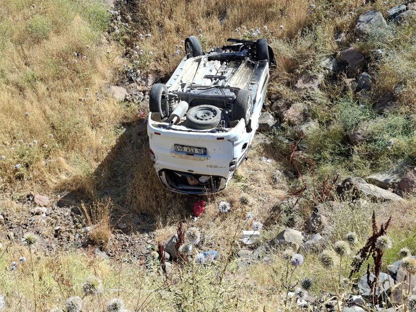 Bingöl’de korkutan kaza! Araç şarampole devrildi 6 kişi yaralandı - Resim : 4