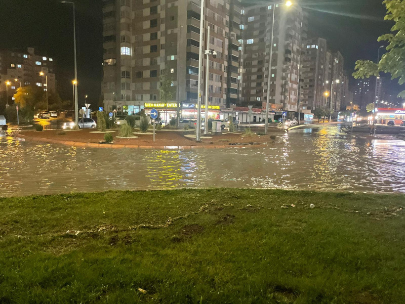 Şiddetli yağış Kayseri'yi vurdu: Kanalizasyonlar taştı yollar göle döndü - Resim : 2