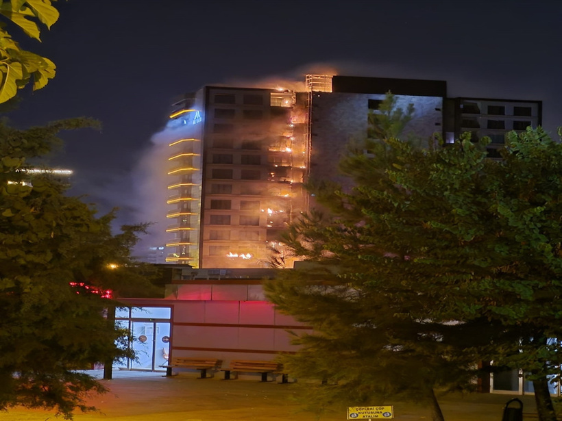 Diyarbakır'da 13 katlı plazada korkutan yangın: Çıkış nedeni belli oldu - Resim : 2