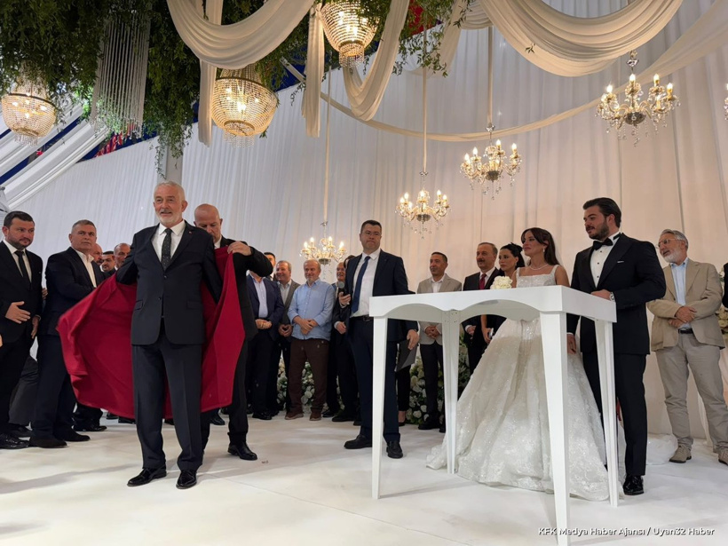 Belediye başkanı oğlunun nikahını kıydı: 40 kişi nikah şahidi oldu - Resim : 1