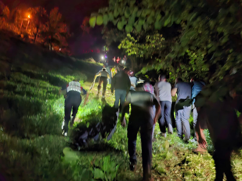 Kamyonet uçuruma yuvarlandı: Ağabey ve kardeşi hayatını kaybetti - Resim : 1