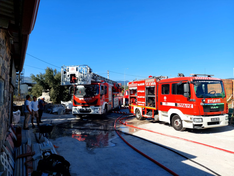 Rüzgar alevleri büyüttü: Balıkesir'de 5 iş yeri kullanılamaz hale geldi - Resim : 2