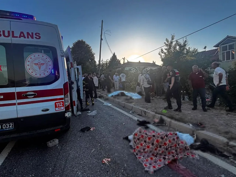 Düzce'de katliam gibi kaza! Tarım işçilerini taşıyan araç TIR'la çarpıştı: 4 ölü 9 yaralı - Resim : 1