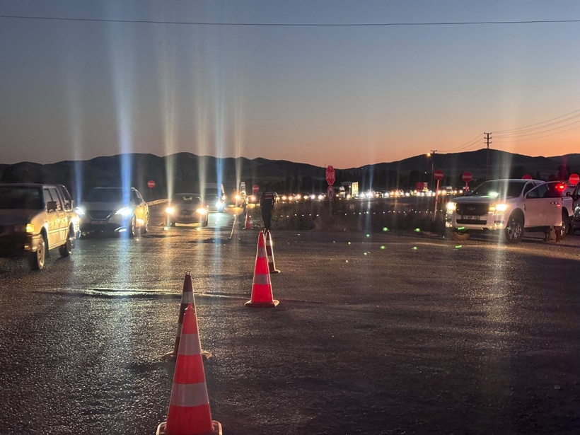 Köy girişinde kaza! İşçi servisi önce çarptı sonra devrildi! 14 kişi yaralandı - Resim : 2