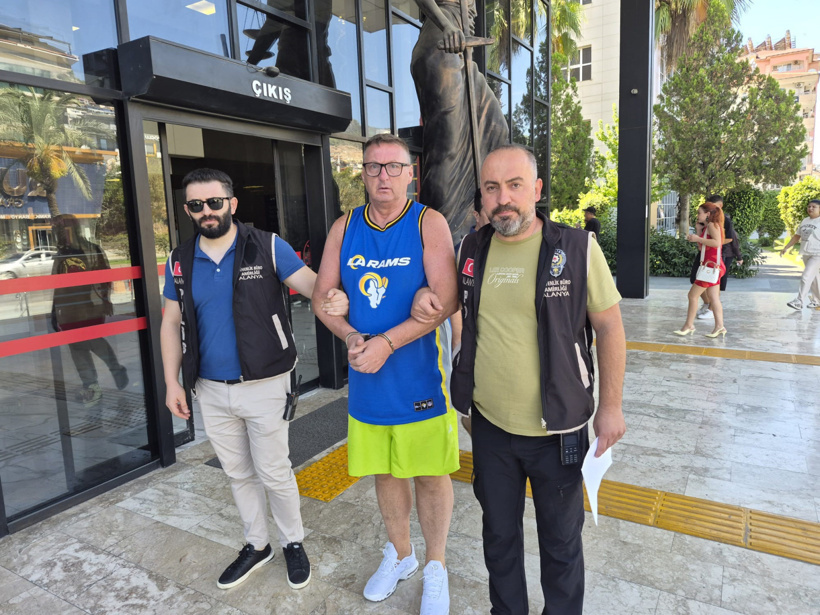 Türk bayrağına tüküren İngiliz turist tutuklandı - Resim : 1