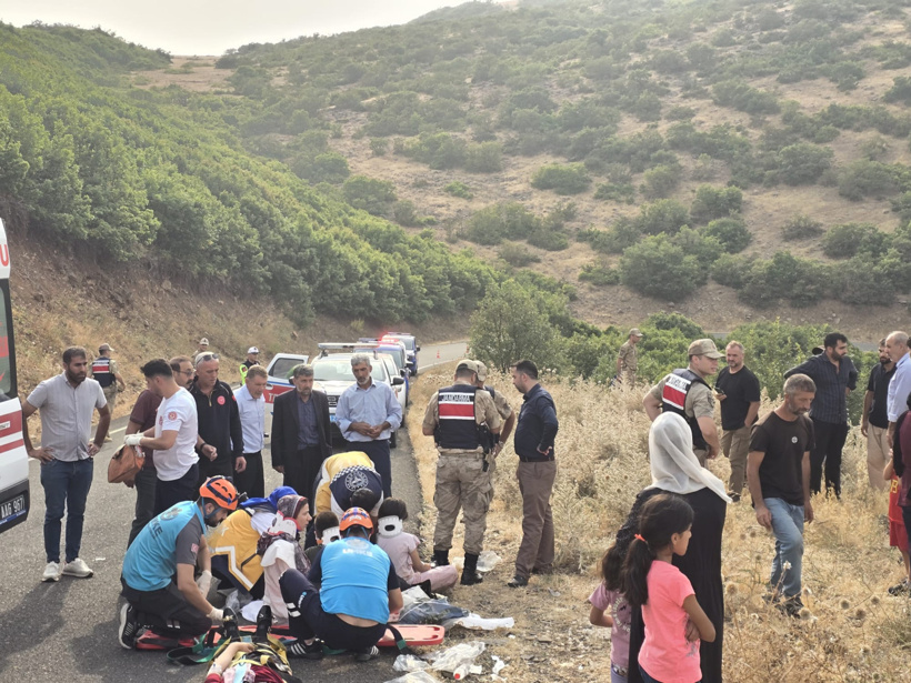 Bingöl’de minibüs şarampole devrildi! 10 yaralı - Resim : 1