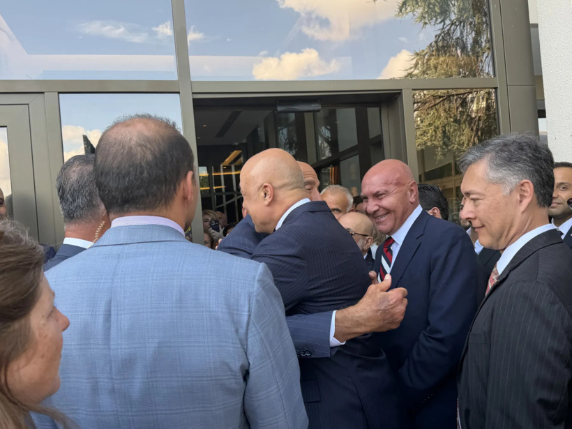 Fettah Tamince ve Tom Barrack sarıldı - Resim : 2