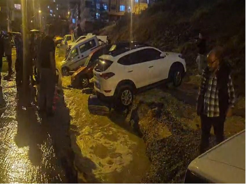 20 araç çukura gömüldü sokaklarda kayalar yüzdü! Yurdun dört bir yanından sağanak manzaraları - Resim : 6