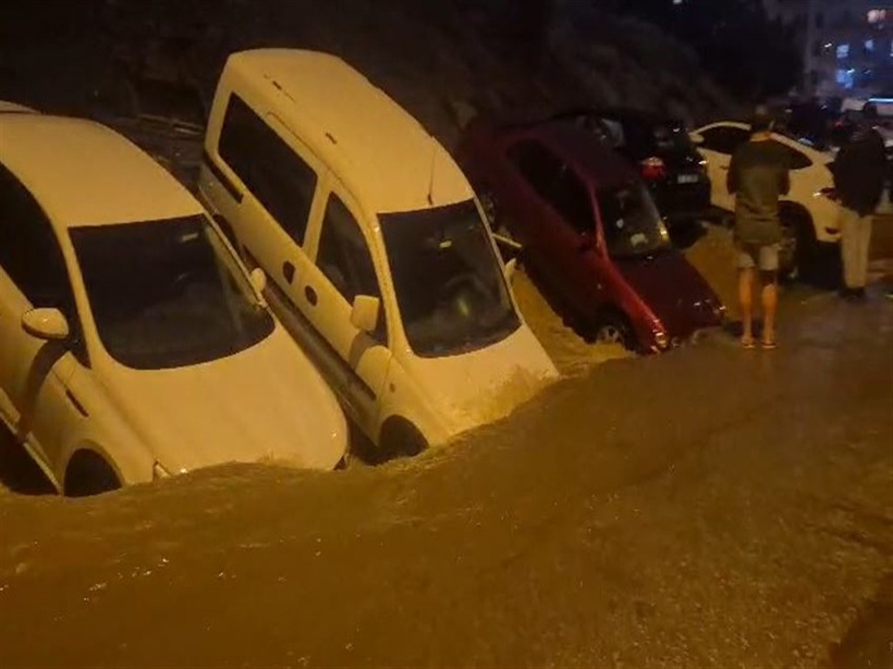 20 araç çukura gömüldü sokaklarda kayalar yüzdü! Yurdun dört bir yanından sağanak manzaraları - Resim : 4