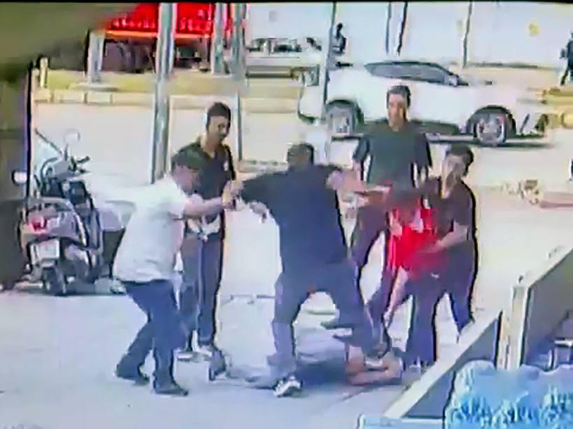 İki çocuk akranını acımasızca dövüp yerde sürükledi: O anlar kamerada - Resim : 5