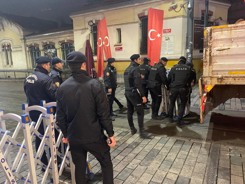 istiklal-caddesi-beton-saksilar-kaldirildiktan-sonra-yaya-trafigine-acildi-9528-dhaphoto2.jpg