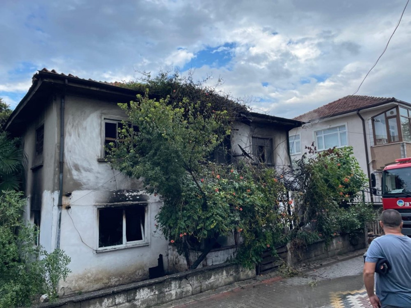 Evli çift tartıştı, kadın otomobili parçaladı, kocası evi yaktı