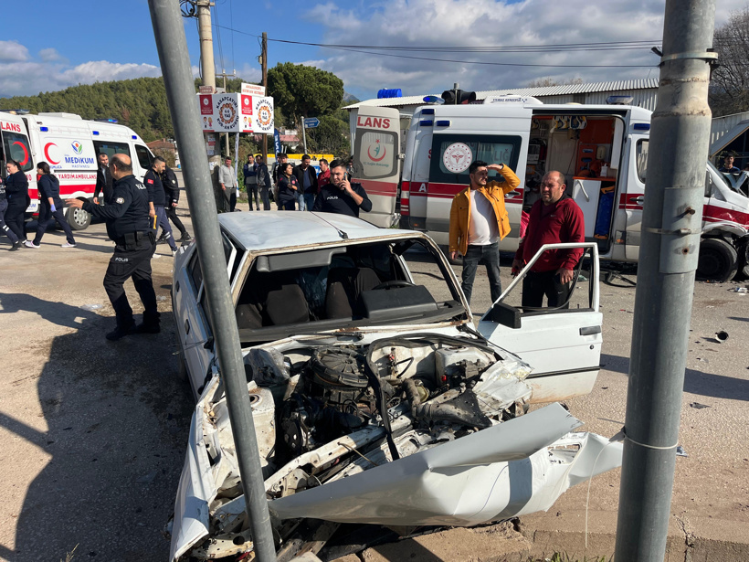 aa-20241214-36484140-36484137-antalyada-ambulansla-iki-aracin-karistigi-kazada-3-kisi-yaralandi.jpg