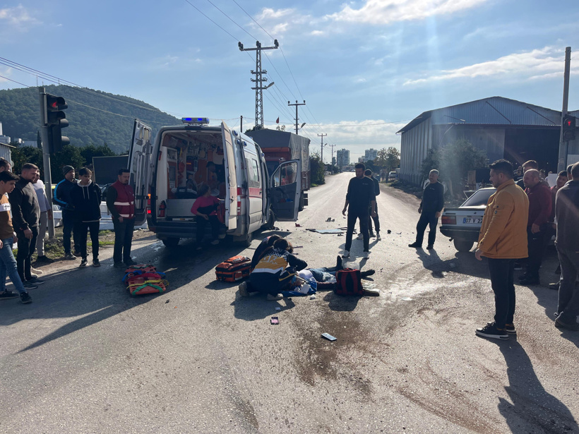 aa-20241214-36484140-36484139-antalyada-ambulansla-iki-aracin-karistigi-kazada-3-kisi-yaralandi.jpg