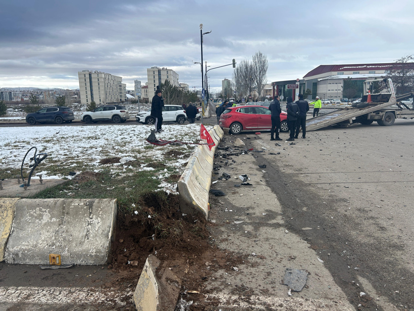 aa-20250321-37412934-37412933-sivasta-2-aracin-carpistigi-kazada-universite-ogrencisi-agir-yaralandi.jpg