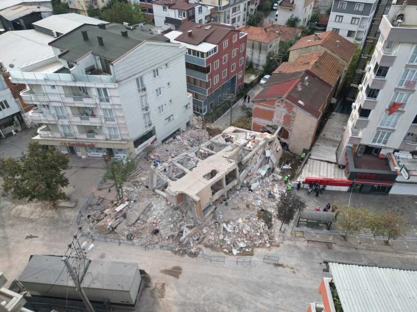 gebzede-yikilan-binanin-yakinindaki-12-992360-294458.jpg