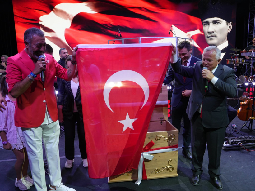 Hakan Altun sahnede neye uğradığını şaşırdı! Belediye başkanı hediye etti - Resim : 2