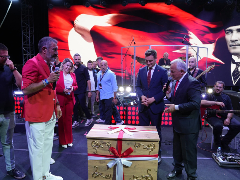 Hakan Altun sahnede neye uğradığını şaşırdı! Belediye başkanı hediye etti - Resim : 4