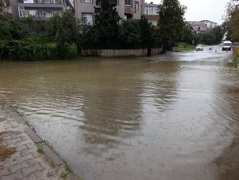 20 araç çukura gömüldü sokaklarda kayalar yüzdü! Yurdun dört bir yanından sağanak manzaraları - Resim : 10