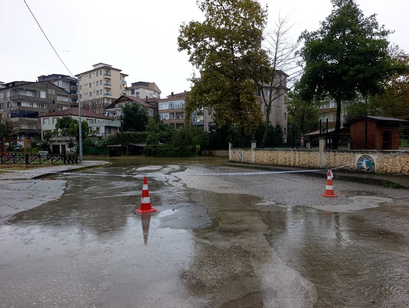 20 araç çukura gömüldü sokaklarda kayalar yüzdü! Yurdun dört bir yanından sağanak manzaraları - Resim : 11