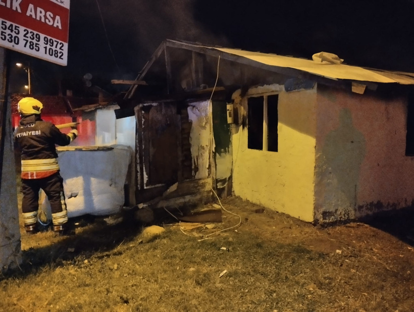 Bolu’da soba yangını: Sıçrayan kıvılcım evi yaktı - Resim : 1