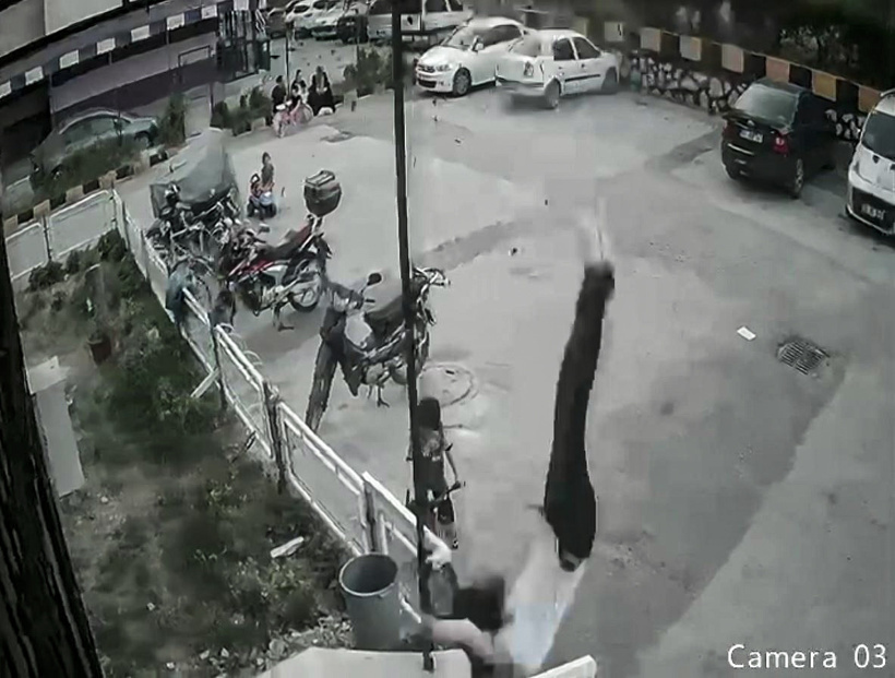 Küçük kız 12. kattan düştü, mucize eseri kurtuldu: O anlar kamerada - Resim : 3