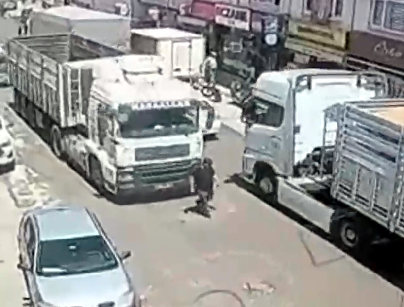 TIR'ın altında kalan adam hayatını kaybetti! Kaza anı kamerada - Resim : 1