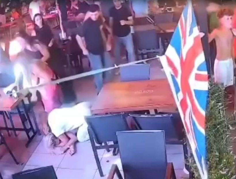Marmaris'te ortalık karıştı: İngiliz turist eşini fırlattı çocuklarını da darbetti - Resim : 4
