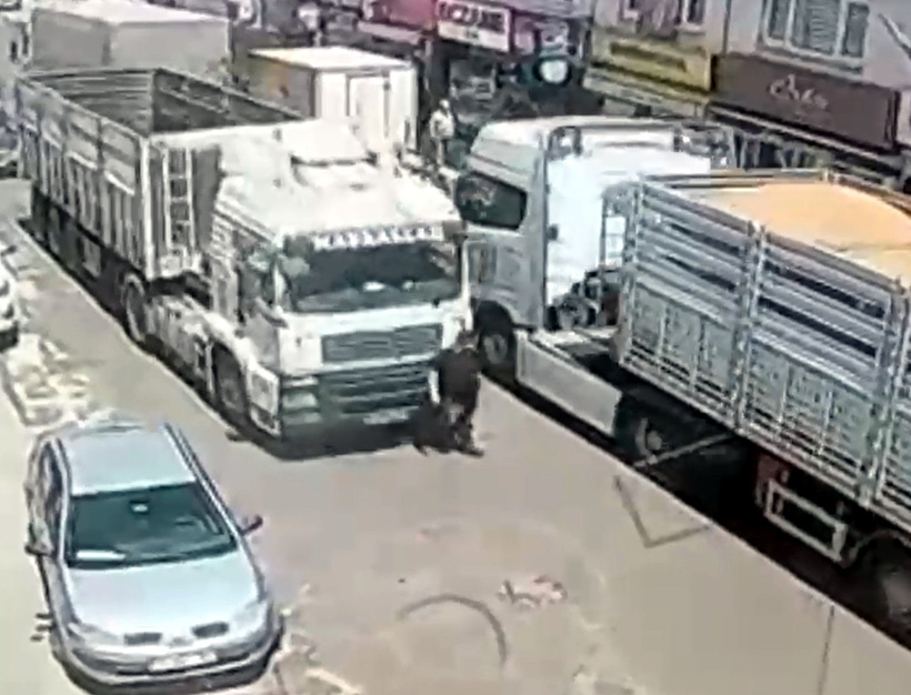 TIR'ın altında kalan adam hayatını kaybetti! Kaza anı kamerada - Resim : 3