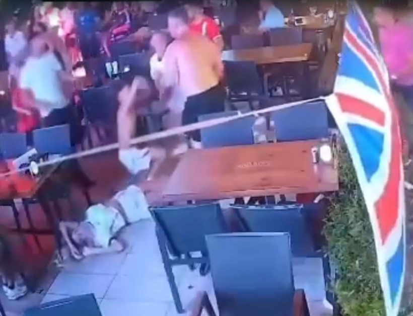 Marmaris'te ortalık karıştı: İngiliz turist eşini fırlattı çocuklarını da darbetti - Resim : 1