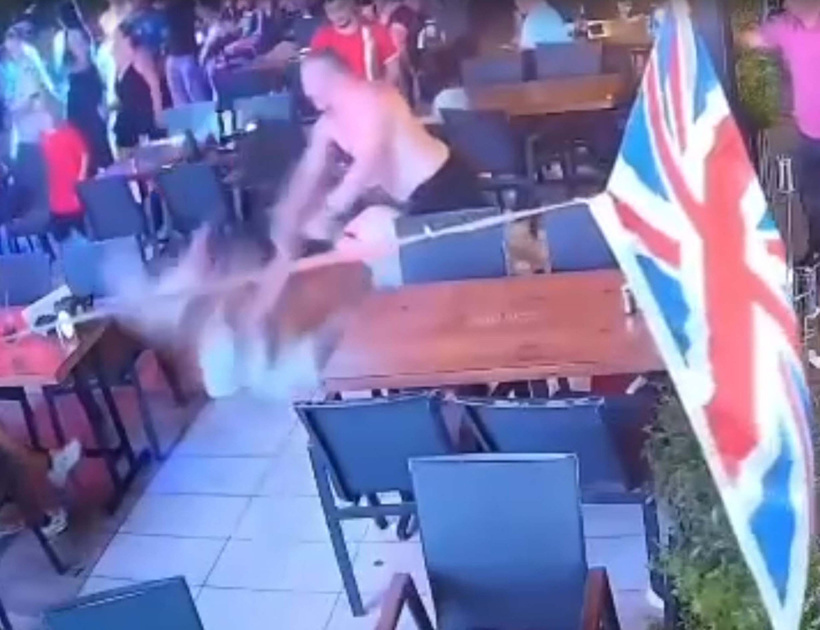 Marmaris'te ortalık karıştı: İngiliz turist eşini fırlattı çocuklarını da darbetti - Resim : 3