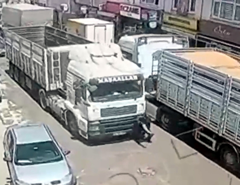 TIR'ın altında kalan adam hayatını kaybetti! Kaza anı kamerada - Resim : 4