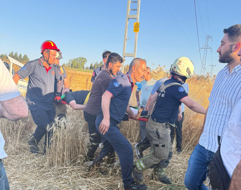 İstanbul'da servis minibüsü devrildi: 2 kişi öldü, 10 yolcu yaralı - Resim : 1