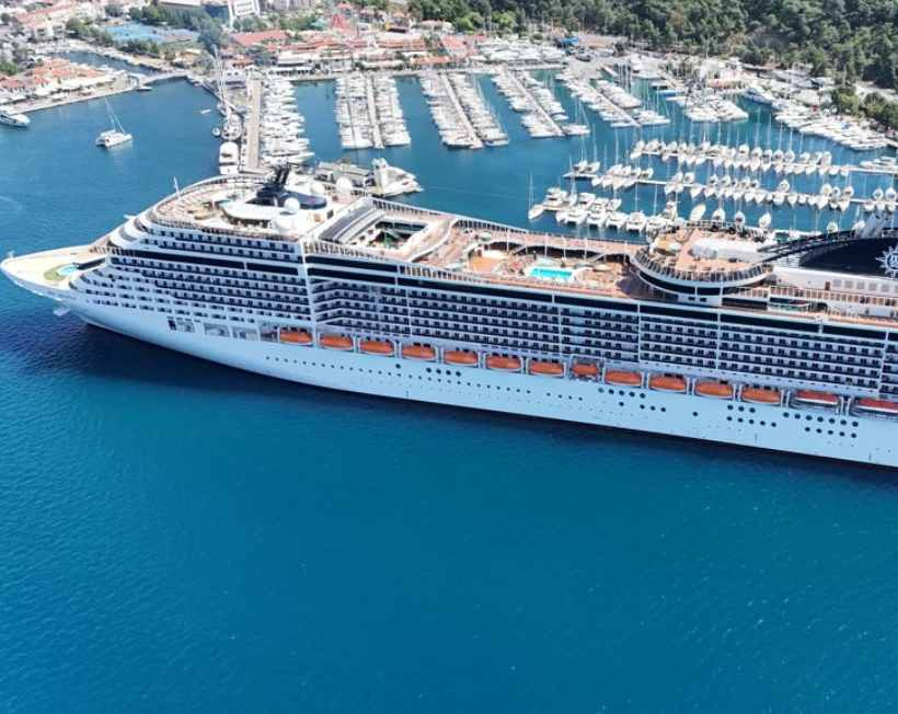 333 metre uzunluğundaki dev gemi ilçeye geldi: Binlerce turist gezmek için limandan ayrıldı