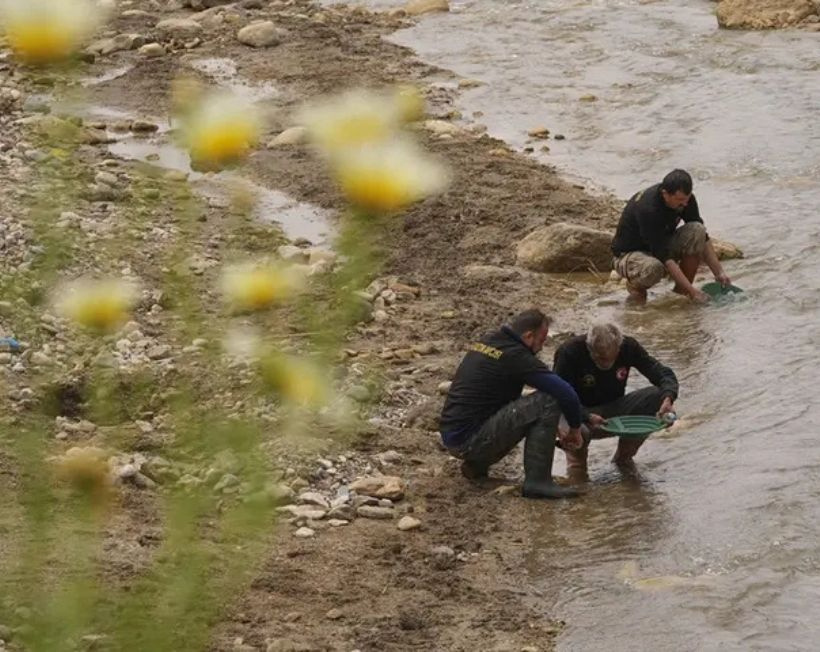 Akan suyla birlikte gram gram altın topluyorlar