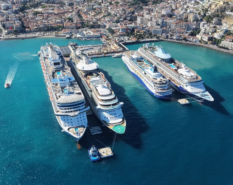Tek günde 4 dev gemi yanaştı, 9 bin turist sokaklara aktı - Resim : 2