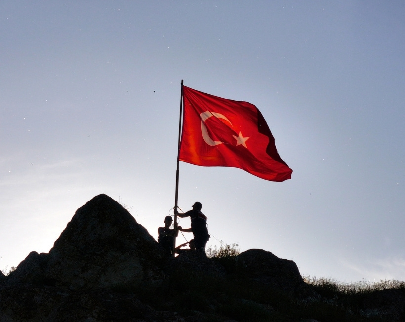 Al sancak parlasın diye 2 saat tırmandılar: Gururla dalgalandırdılar