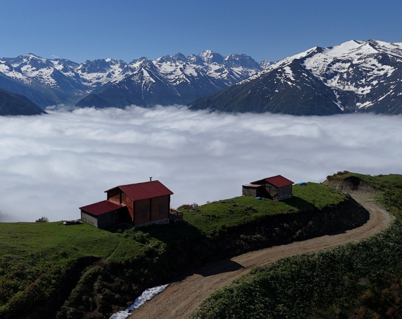 Bulutların üzerinde bambaşka bir dünya: Rize'yi sis denizi sardı