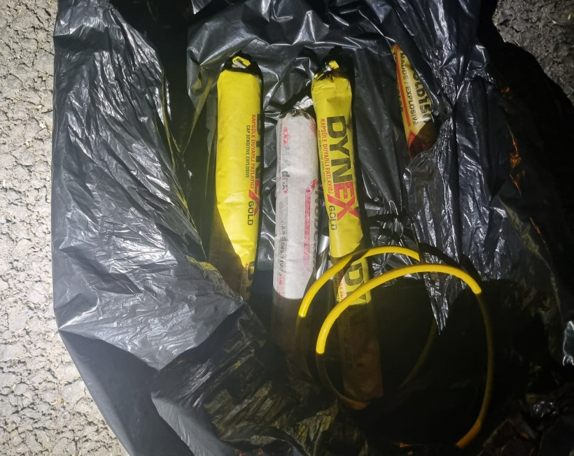 Polis durdurdu, araçtan kullanıma hazır patlayıcı çıktı