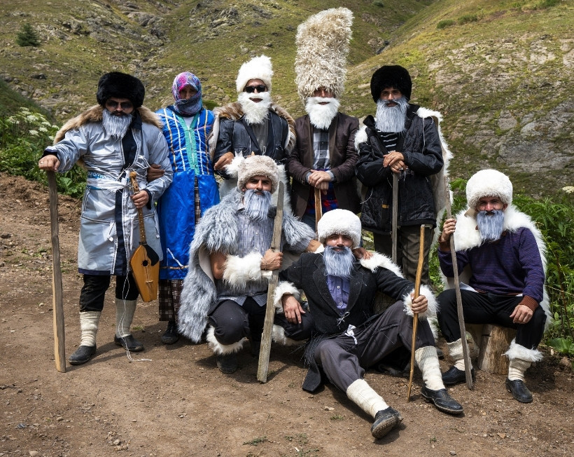 150 yıldır bu köyde yapılıyor: Yüzlerine maske takıp kız kaçırmak için kapı kapı dolaşıyorlar