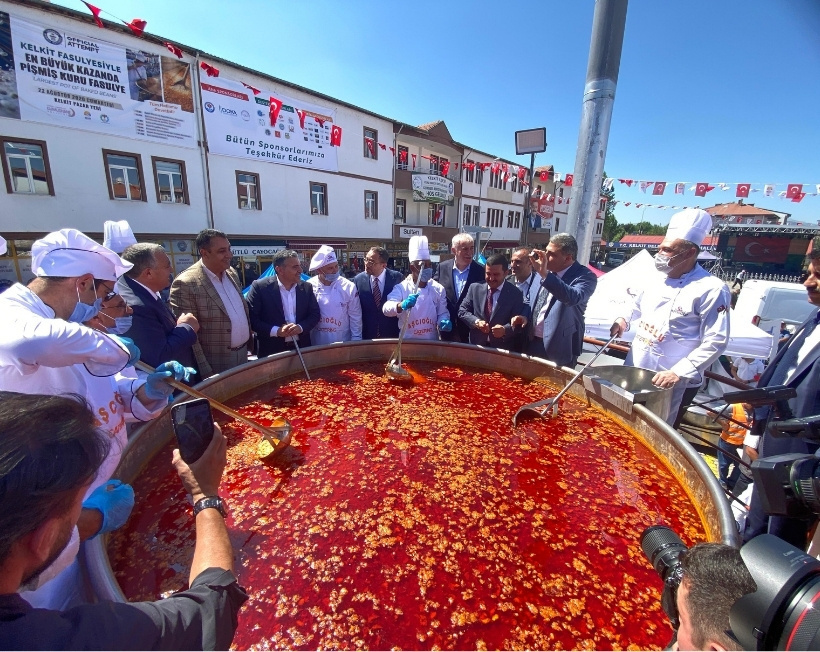 Dünya rekoru kırdı: 7 bin 800 litrelik kazanda kuru fasulye kaynatıldı