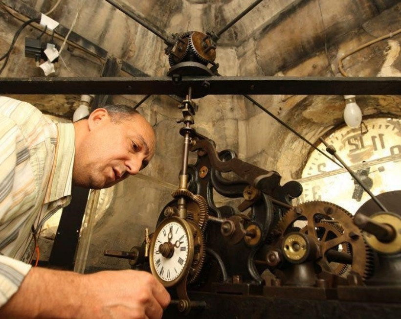 İzmir'in 125 yıllık simgesi ona emanet: Her hafta elleriyle kuruyor