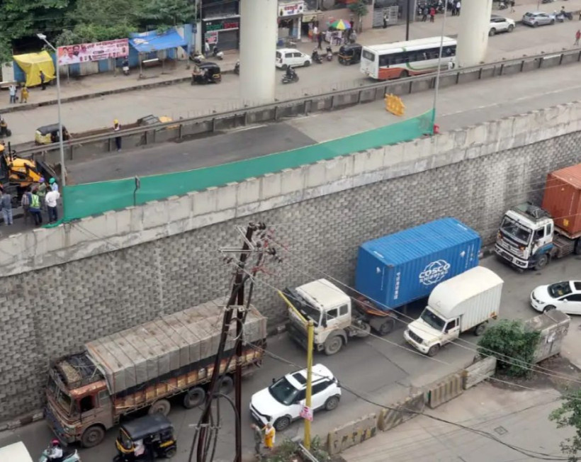 Büyük bir törenle açmışlardı: Çatlaklar çıktı, yol süresiz trafiğe kapatıldı!