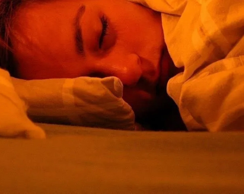 Gece uykusunda nefesi kesilenler dikkat: Kalp krizine davetiye çıkaran 5 kritik belirti