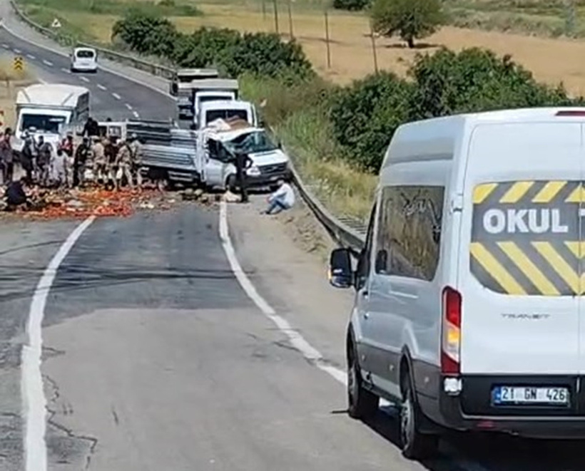 Kamyonetin lastiği patladı: Meyve sebzeler yola saçıldı - Resim : 4