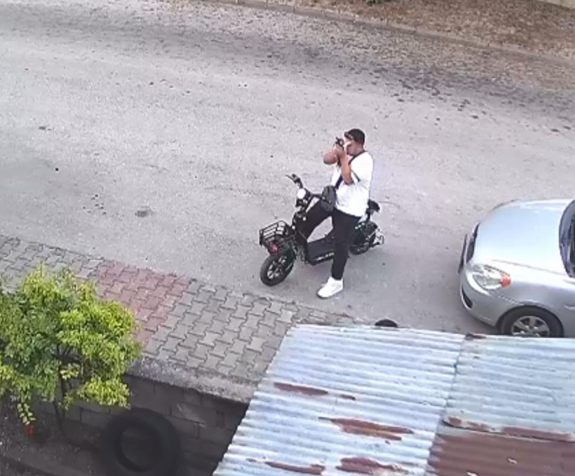 Bu nasıl bir ruh hastası? Yavru kediyi önce öptü sonra boğup öldürdü - Resim : 3