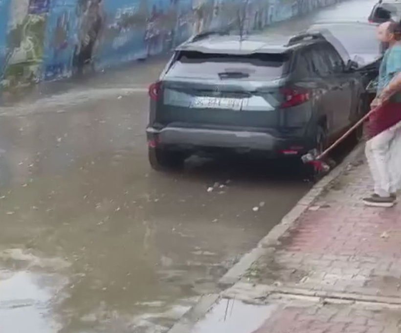 İstanbul'da sağanak şiddetli başladı! Çok sayıda ilçeyi su bastı: AKOM ve Valilik peş peşe uyardı - Resim : 2